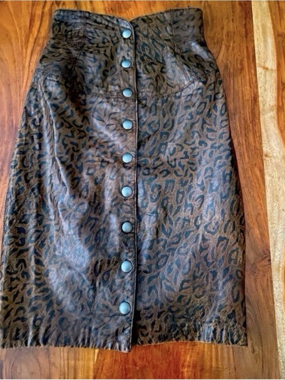 Rare designer find
Vint size 3/4
80s MICHAEL HOBAN NORTH BEACH LEATHER Skirt